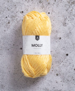 Molly Light Yellow - 047. Omtyckt och lättarbetat. Molly är ett lite tjockare akrylgarn som är lätt att sticka och virka med. Det passar bra till mössor och pyssel, men även tröjor blir mysiga och sköna i Molly. Molly garn är ett bra och billigt syntetgarn från Järbo garn. Passar bäst till 8 mm stickor då stickfastheten är 13m x 17v = 10 cm. 50 gram är ca 50 m, kan maskintvättas i 40 grader.