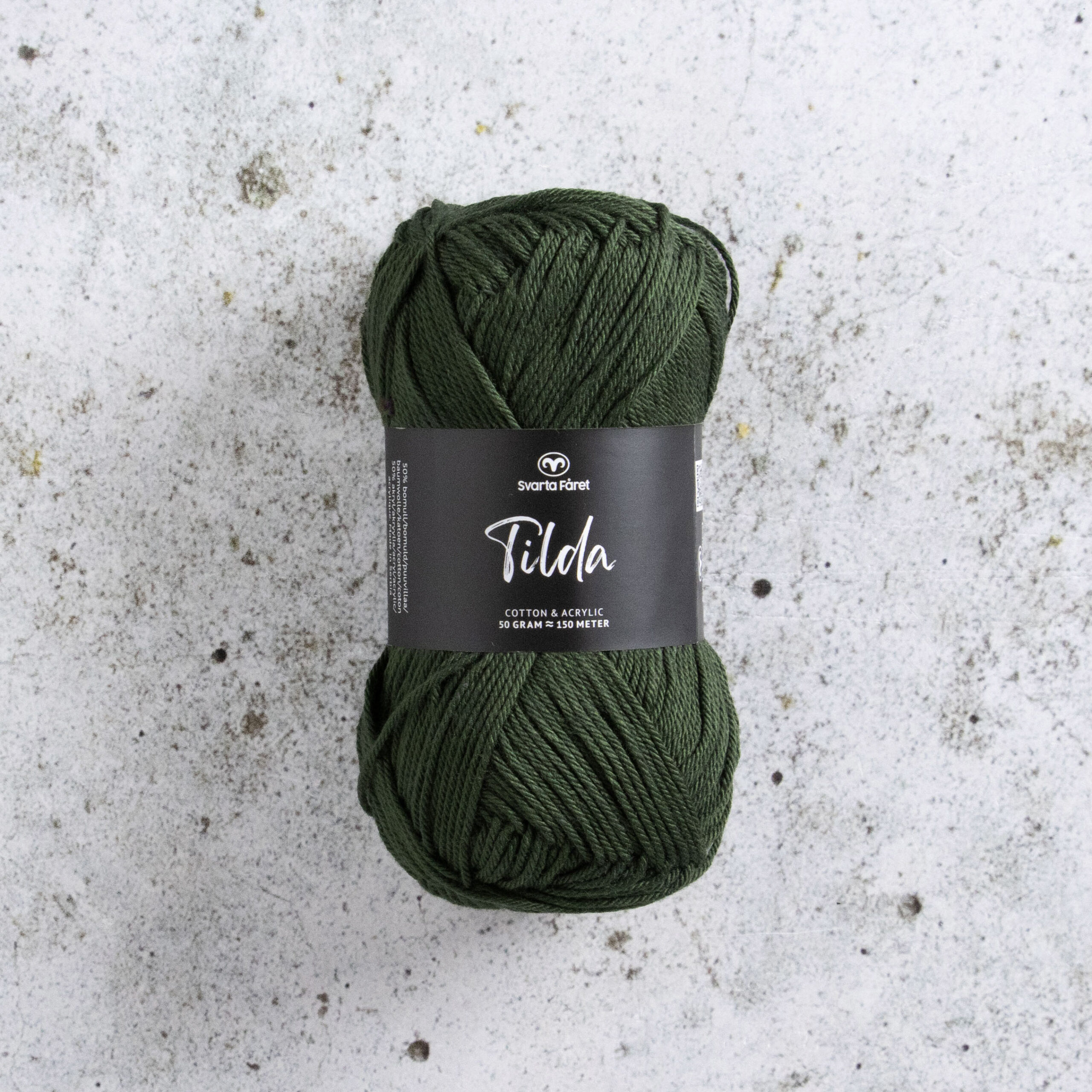 Tilda färg Pine Line 600 Svarta Fåret Garntorget är ett mycket populärt blandgarn med kvalitéten 50% Bomull och 50% Akryl. Dessutom mycket slitstarkt. Du kan använda Tilda-garn till att sticka allt möjligt. Till exempel mössor, koftor och babyplagg. Dessutom är garnet slitstarkt och ger dig därmed en lång hållbarhet.Tilda är ett mycket omtyckt garn som funnits i 25 år.Passar lika bra till stickning som virkning. Storlek på nystan: 50 gram= 150m. Rekommenderade stickor: 3½ mmMasktäthet: 10 x 10 cm= 26m x 35vMaskintvätt 40° skontvätt, plantorkning.