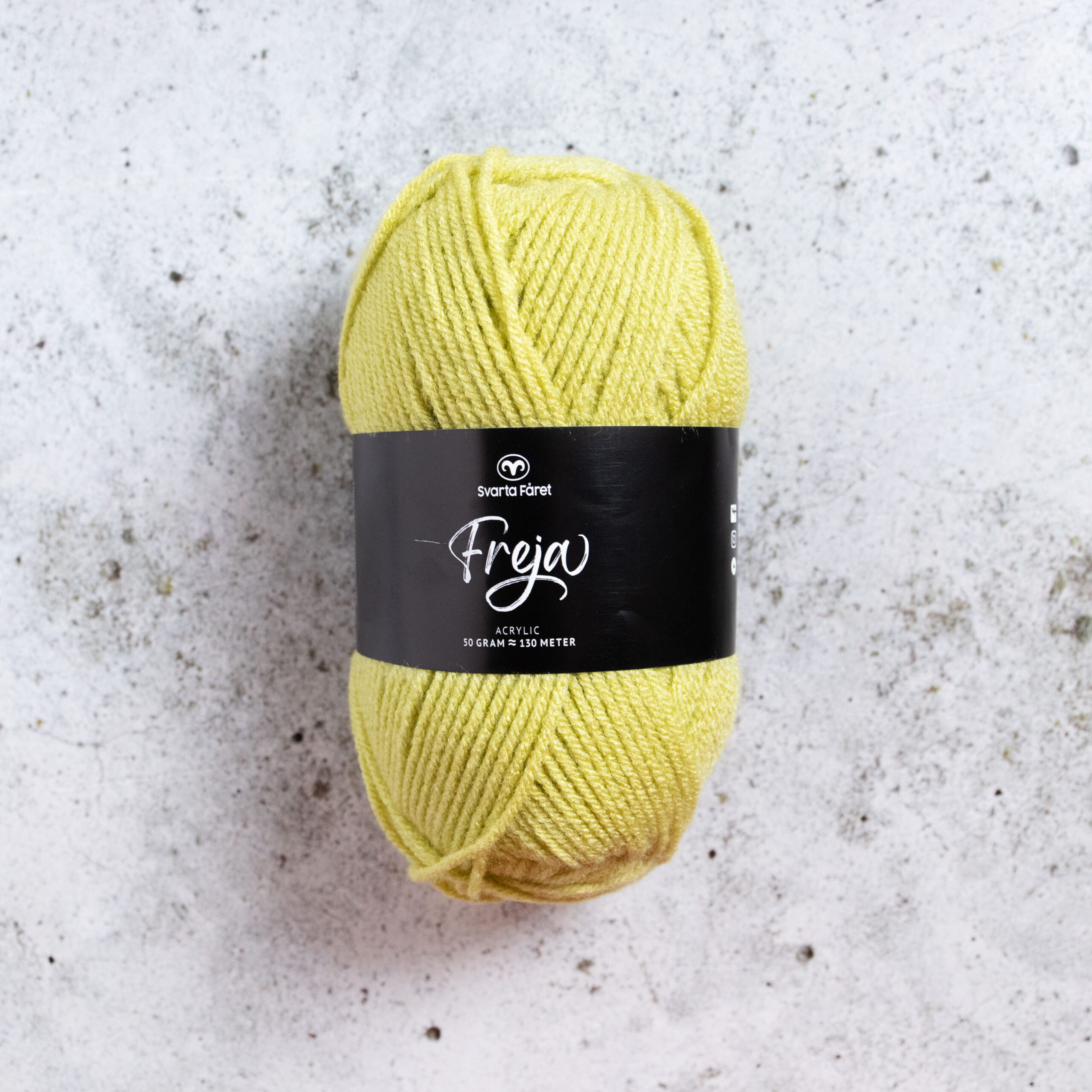Freja Pale Lime 226-285 Freja 100% Akryl Garntorget Svarta Fåret. Freja akrylgarn finns i många vackra färger och nyanser ett perfekt garn för den som är känslig mot ull.Freja finns i många härliga färger, klara färger som glädjer omgivningen. Kvalitén är hög. Garnet passar till stickade tröjor, mössor, vantar, halsdukar. Till både vuxna och barn. Det är en behaglig tjocklek på garnet. Dessutom är det ett billigt garn. När ett akrylgarn är som bäst.Freja är ett mjukt akrylgarn som funnits i över 25 år. Passar lika bra till baby & barn som till vuxenplagg. Finns i många färger. Kvalitet: 100% Akryl Storlek på nystan: 50 gram= 130m Rekommenderade stickor. 4 mm Masktäthet: 10 x 10 cm= 20m x 29v. Maskintvätt 40° skontvätt, plantorkning.