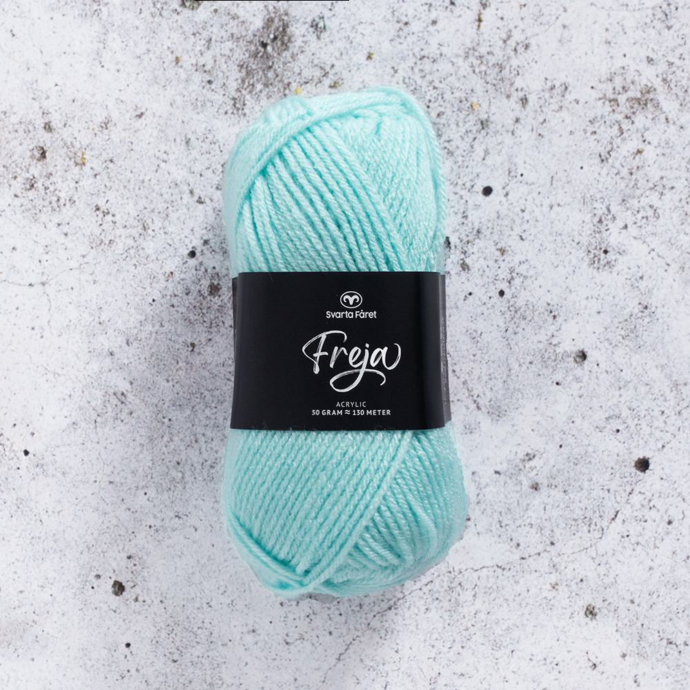 Freja Mint - 074 Freja 100% Akryl Garntorget Svarta Fåret. Freja akrylgarn finns i många vackra färger och nyanser ett perfekt garn för den som är känslig mot ull.Freja finns i många härliga färger, klara färger som glädjer omgivningen. Kvalitén är hög. Garnet passar till stickade tröjor, mössor, vantar, halsdukar. Till både vuxna och barn. Det är en behaglig tjocklek på garnet. Dessutom är det ett billigt garn. När ett akrylgarn är som bäst.Freja är ett mjukt akrylgarn som funnits i över 25 år. Passar lika bra till baby & barn som till vuxenplagg. Finns i många färger. Kvalitet: 100% Akryl Storlek på nystan: 50 gram= 130m Rekommenderade stickor. 4 mmMasktäthet: 10 x 10 cm= 20m x 29vMaskintvätt 40° skontvätt, plantorkning. Sticka,Virka, Kofta ,Tröja,Damslipover,Barntröja,Babyjacka,Tunika,Barnkofta,Mössa,Vantar,Pippitröja.