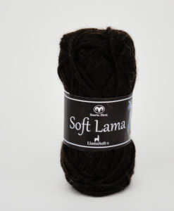 Soft Lama Svart -01 Garntorget Svarta Fåret. Soft Lama är ett lyxigt ullgarn tillverkat av 100% babylamaull. Lamafibern är mjuk, temperaturreglerande och har en fin lyster. Soft Lama är en otroligt mjuk och behaglig kvalitét, och eftersom lamafibern anpassar sig efter kroppstemperaturen. Är plagg stickade i Soft Lama sköna att använda året om. Garnet är upplagt på 50 grams nystan om 100 meter, och stickfastheten 20 maskor på stickor nr 4 ger 10 cm. Plagg som stickas med Soft Lama tvättas i 30 graders handtvätt. Med många vackra, dova färger att välja bland kan vi nästa lova att du hittar en kulör som passar just dig.