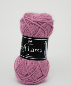 Soft Lama Rosa -43 Garntorget Svarta Fåret. Soft Lama är ett lyxigt ullgarn tillverkat av 100% babylamaull. Lamafibern är mjuk, temperaturreglerande och har en fin lyster. Soft Lama är en otroligt mjuk och behaglig kvalitét, och eftersom lamafibern anpassar sig efter kroppstemperaturen. Är plagg stickade i Soft Lama sköna att använda året om. Garnet är upplagt på 50 grams nystan om 100 meter, och stickfastheten 20 maskor på stickor nr 4 ger 10 cm. Plagg som stickas med Soft Lama tvättas i 30 graders handtvätt. Med många vackra, dova färger att välja bland kan vi nästa lova att du hittar en kulör som passar just dig.