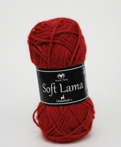 Soft Lama Röd - 45 Garntorget Svarta Fåret. Soft Lama är ett lyxigt ullgarn tillverkat av 100% babylamaull. Lamafibern är mjuk, temperaturreglerande och har en fin lyster. Soft Lama är en otroligt mjuk och behaglig kvalitét, och eftersom lamafibern anpassar sig efter kroppstemperaturen. Är plagg stickade i Soft Lama sköna att använda året om. Garnet är upplagt på 50 grams nystan om 100 meter, och stickfastheten 20 maskor på stickor nr 4 ger 10 cm. Plagg som stickas med Soft Lama tvättas i 30 graders handtvätt. Med många vackra, dova färger att välja bland kan vi nästa lova att du hittar en kulör som passar just dig.