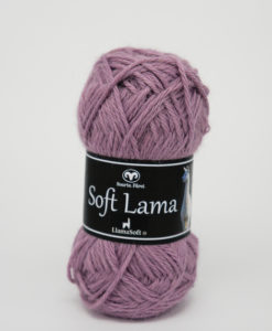 Soft Lama Ljuslila - 61 Garntorget Svarta Fåret. Soft Lama är ett lyxigt ullgarn tillverkat av 100% babylamaull. Lamafibern är mjuk, temperaturreglerande och har en fin lyster. Soft Lama är en otroligt mjuk och behaglig kvalitét, och eftersom lamafibern anpassar sig efter kroppstemperaturen. Är plagg stickade i Soft Lama sköna att använda året om. Garnet är upplagt på 50 grams nystan om 100 meter, och stickfastheten 20 maskor på stickor nr 4 ger 10 cm. Plagg som stickas med Soft Lama tvättas i 30 graders handtvätt. Med många vackra, dova färger att välja bland kan vi nästa lova att du hittar en kulör som passar just dig.