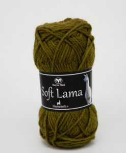 Soft Lama Mörk Olivgrön -83 Garntorget  Svarta Fåret. Det härligt mjuka och mysiga garnet Soft Lama. Som det hörs på namnet så kommer fibern till garnet från från lamadjuret och består av 100% babylama. Lamafibern är en helt naturlig, biologiskt nedbrytbar fiber från lamadjur som lever uppe i deras naturliga miljö. På 4000 meters höjd över havet i Anderna i Sydamerika. Dessa otroligt anpassningsbara djur trivs här tack vare den mjuka, ihåliga fiber som håller dem bekväma i de extrema väderförhållande. Som förekommer här, från brännande hetta på dagen till Lamafiberns fantastiska egenskaper.