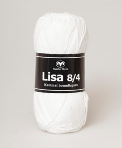 Garntorget Svarta Fårets Lisa 8/4 Vit - 04 Garntorget Svarta Fåret är 100% kammat bomulls garn. Det är ett helt nytt garn som har många användnings områden. Ett underbart garn att sticka sköna plagg utav och är lätt och luftigt och skön mot huden. Barn, Dam, Herr, Baby. Fint att virka grytlappar och små plagg av.