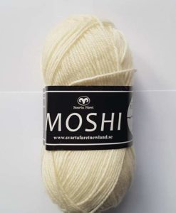 Moshi Vit - 05  Garntorget Svarta Fåret Project Newland. Ljuvligt härligt garn i 80% superwash ull blandad med 20% underbar alpacka som gör garnet mjukt och behagligt. Det passar perfekt till härliga mössor, halsdukar, tröjor, koftor och mycket annat. Som grädde på moset hjälper du till och med projekt Newland med ett bidrag på 3 kr per nystan när du köper detta garn. Ett projekt som går ut på att ge barnen i Newland Tanzania ett bättre liv, med hjälp till studier, sjukvård och mat. Hjälp barnen i byn Newland som ligger 10 km från staden Moshi i Tanzania. Vi skänker 3 kr per Moshi-nystan du köper! Ett tips är att Moshi har samma masktäthet som Baby och Tilda. Vilket betyder att du kan använda Moshi till dessa kvaliteters mönster!