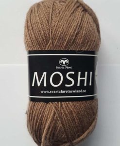 Moshi Camel - 24  Garntorget Svarta Fåret Project Newland. Ljuvligt härligt garn i 80% superwash ull blandad med 20% underbar alpacka som gör garnet mjukt och behagligt. Det passar perfekt till härliga mössor, halsdukar, tröjor, koftor och mycket annat. Som grädde på moset hjälper du till och med projekt Newland med ett bidrag på 3 kr per nystan när du köper detta garn. Ett projekt som går ut på att ge barnen i Newland Tanzania ett bättre liv, med hjälp till studier, sjukvård och mat. Hjälp barnen i byn Newland som ligger 10 km från staden Moshi i Tanzania. Vi skänker 3 kr per Moshi-nystan du köper! Ett tips är att Moshi har samma masktäthet som Baby och Tilda. Vilket betyder att du kan använda Moshi till dessa kvaliteters mönster!