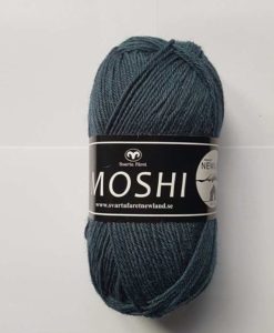 Moshi Petrol - 88  Garntorget Svarta Fåret Project Newland. Ljuvligt härligt garn i 80% superwash ull blandad med 20% underbar alpacka som gör garnet mjukt och behagligt. Det passar perfekt till härliga mössor, halsdukar, tröjor, koftor och mycket annat. Som grädde på moset hjälper du till och med projekt Newland med ett bidrag på 3 kr per nystan när du köper detta garn. Ett projekt som går ut på att ge barnen i Newland Tanzania ett bättre liv, med hjälp till studier, sjukvård och mat. Hjälp barnen i byn Newland som ligger 10 km från staden Moshi i Tanzania. Vi skänker 3 kr per Moshi-nystan du köper! Ett tips är att Moshi har samma masktäthet som Baby och Tilda. Vilket betyder att du kan använda Moshi till dessa kvaliteters mönster!