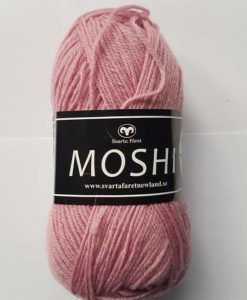 Moshi Rosa - 40  Garntorget Svarta Fåret Project Newland. Ljuvligt härligt garn i 80% superwash ull blandad med 20% underbar alpacka som gör garnet mjukt och behagligt. Det passar perfekt till härliga mössor, halsdukar, tröjor, koftor och mycket annat. Som grädde på moset hjälper du till och med projekt Newland med ett bidrag på 3 kr per nystan när du köper detta garn. Ett projekt som går ut på att ge barnen i Newland Tanzania ett bättre liv, med hjälp till studier, sjukvård och mat. Hjälp barnen i byn Newland som ligger 10 km från staden Moshi i Tanzania. Vi skänker 3 kr per Moshi-nystan du köper! Ett tips är att Moshi har samma masktäthet som Baby och Tilda. Vilket betyder att du kan använda Moshi till dessa kvaliteters mönster!