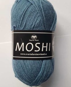 Moshi Mellanblå - 65  Garntorget Svarta Fåret Project Newland. Ljuvligt härligt garn i 80% superwash ull blandad med 20% underbar alpacka som gör garnet mjukt och behagligt. Det passar perfekt till härliga mössor, halsdukar, tröjor, koftor och mycket annat. Som grädde på moset hjälper du till och med projekt Newland med ett bidrag på 3 kr per nystan när du köper detta garn. Ett projekt som går ut på att ge barnen i Newland Tanzania ett bättre liv, med hjälp till studier, sjukvård och mat. Hjälp barnen i byn Newland som ligger 10 km från staden Moshi i Tanzania. Vi skänker 3 kr per Moshi-nystan du köper! Ett tips är att Moshi har samma masktäthet som Baby och Tilda. Vilket betyder att du kan använda Moshi till dessa kvaliteters mönster!