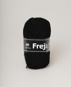 Freja Svart - 01 Freja 100% Akryl Garntorget Svarta Fåret. Freja akrylgarn finns i många vackra färger och nyanser ett perfekt garn för den som är känslig mot ull.Freja finns i många härliga färger, klara färger som glädjer omgivningen. Kvalitén är hög. Garnet passar till stickade tröjor, mössor, vantar, halsdukar. Till både vuxna och barn. Det är en behaglig tjocklek på garnet. Dessutom är det ett billigt garn. När ett akrylgarn är som bäst.Freja är ett mjukt akrylgarn som funnits i över 25 år. Passar lika bra till baby & barn som till vuxenplagg. Finns i många färger. Kvalitet: 100% Akryl Storlek på nystan: 50 gram= 130m Rekommenderade stickor. 4 mmMasktäthet: 10 x 10 cm= 20m x 29vMaskintvätt 40° skontvätt, plantorkning. Sticka,Virka, Kofta ,Tröja,Damslipover,Barntröja,Babyjacka,Tunika,Barnkofta,Mössa,Vantar,Pippitröja.