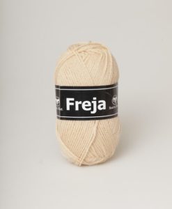 Freja Beige - 206 Freja 100% Akryl Garntorget Svarta Fåret. Freja akrylgarn finns i många vackra färger och nyanser ett perfekt garn för den som är känslig mot ull.Freja finns i många härliga färger, klara färger som glädjer omgivningen. Kvalitén är hög. Garnet passar till stickade tröjor, mössor, vantar, halsdukar. Till både vuxna och barn. Det är en behaglig tjocklek på garnet. Dessutom är det ett billigt garn. När ett akrylgarn är som bäst.Freja är ett mjukt akrylgarn som funnits i över 25 år Passar lika bra till baby & barn som till vuxenplagg. Finns i många färger. Kvalitet: 100% Akryl Storlek på nystan: 50 gram= 130m Rekommenderade stickor. 4 mmMasktäthet: 10 x 10 cm= 20m x 29vMaskintvätt 40° skontvätt, plantorkning Sticka,Virka, Kofta ,Tröja,Damslipover,Barntröja,Babyjacka,Tunika,Barnkofta,Mössa,Vantar,Pippitröja.