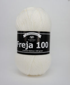 Freja Oblekt - 05 Freja 100% Akryl Garntorget Svarta Fåret. Freja akrylgarn finns i många vackra färger och nyanser ett perfekt garn för den som är känslig mot ull.Freja finns i många härliga färger, klara färger som glädjer omgivningen. Kvalitén är hög. Garnet passar till stickade tröjor, mössor, vantar, halsdukar. Till både vuxna och barn. Det är en behaglig tjocklek på garnet. Dessutom är det ett billigt garn. När ett akrylgarn är som bäst.Freja är ett mjukt akrylgarn som funnits i över 25 år Passar lika bra till baby & barn som till vuxenplagg. Finns i många färger. Kvalitet: 100% Akryl Storlek på nystan: 50 gram= 130m Rekommenderade stickor. 4 mmMasktäthet: 10 x 10 cm= 20m x 29vMaskintvätt 40° skontvätt, plantorkning Sticka,Virka, Kofta ,Tröja,Damslipover,Barntröja,Babyjacka,Tunika,Barnkofta,Mössa,Vantar,Pippitröja.