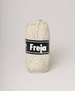 Garntorget Svarta Fåret Freja 100% Akryl Ljusbeige med slingor - 16.Freja akrylgarn finns i många vackra färger och nyanser ett perfekt garn för den som är känslig mot ull. Freja finns i många härliga färger, klara färger som glädjer omgivningen. Kvalitén är hög. Garnet passar till stickade tröjor, mössor, vantar, halsdukar. Till både vuxna och barn. Det är en behaglig tjocklek på garnet. Dessutom är det ett billigt garn. När ett akrylgarn är som bäst.Freja är ett mjukt akrylgarn som funnits i över 25 år. Passar lika bra till baby & barn som till vuxenplagg. Finns i många färger. Kvalitet: 100% Akryl Storlek på nystan: 50 gram= 130m Rekommenderade stickor: 4 mmMasktäthet: 10 x 10 cm= 20m x 29vMaskintvätt 40° skontvätt, plantorkning Sticka,Virka, Kofta ,Tröja,Damslipover,Barntröja,Babyjacka,Tunika,Barnkofta,Mössa,Vantar,Pippitröja,