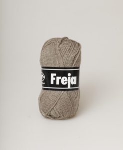 Freja Ljus Brun Melange - 23 Freja 100% Akryl Garntorget Svarta Fåret. Freja akrylgarn finns i många vackra färger och nyanser ett perfekt garn för den som är känslig mot ull.Freja finns i många härliga färger, klara färger som glädjer omgivningen. Kvalitén är hög. Garnet passar till stickade tröjor, mössor, vantar, halsdukar. Till både vuxna och barn. Det är en behaglig tjocklek på garnet. Dessutom är det ett billigt garn. När ett akrylgarn är som bäst.Freja är ett mjukt akrylgarn som funnits i över 25 år. Passar lika bra till baby & barn som till vuxenplagg. Finns i många färger. Kvalitet: 100% Akryl Storlek på nystan: 50 gram= 130m Rekommenderade stickor. 4 mm Masktäthet: 10 x 10 cm= 20m x 29v. Maskintvätt 40° skontvätt, plantorkning. Sticka,Virka, Kofta,Tröja, Damslipover, Barntröja, Babyjacka,Tunika, Barnkofta, Mössa,Vantar, Pippitröja.