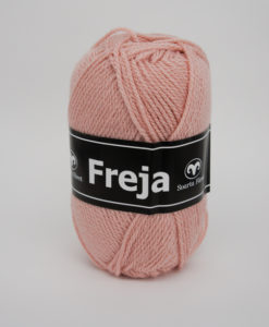 Freja 100% Akryl Puderrosa - 241 Freja 100% AkrylGarntorget Svarta Fåret. Freja akrylgarn finns i många vackra färger och nyanser ett perfekt garn för den som är känslig mot ull.Freja finns i många härliga färger, klara färger som glädjer omgivningen. Kvalitén är hög. Garnet passar till stickade tröjor, mössor, vantar, halsdukar. Till både vuxna och barn. Det är en behaglig tjocklek på garnet. Dessutom är det ett billigt garn. När ett akrylgarn är som bäst.Freja är ett mjukt akrylgarn som funnits i över 25 år Passar lika bra till baby & barn som till vuxenplagg. Finns i många färger. Kvalitet: 100% Akryl Storlek på nystan: 50 gram= 130m Rekommenderade stickor. 4 mmMasktäthet: 10 x 10 cm= 20m x 29vMaskintvätt 40° skontvätt, plantorkning Sticka,Virka, Kofta ,Tröja,Damslipover,Barntröja,Babyjacka,Tunika,Barnkofta,Mössa,Vantar,Pippitröja.