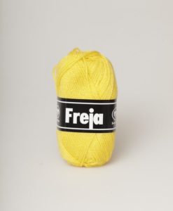 Freja MellanGul - 33 Freja 100% Akryl Garntorget Svarta Fåret. Freja akrylgarn finns i många vackra färger och nyanser ett perfekt garn för den som är känslig mot ull.Freja finns i många härliga färger, klara färger som glädjer omgivningen. Kvalitén är hög. Garnet passar till stickade tröjor, mössor, vantar, halsdukar. Till både vuxna och barn. Det är en behaglig tjocklek på garnet. Dessutom är det ett billigt garn. När ett akrylgarn är som bäst.Freja är ett mjukt akrylgarn som funnits i över 25 år. Passar lika bra till baby & barn som till vuxenplagg. Finns i många färger. Kvalitet: 100% Akryl Storlek på nystan: 50 gram= 130m Rekommenderade stickor. 4 mm Masktäthet: 10 x 10 cm= 20m x 29v. Maskintvätt 40° skontvätt, plantorkning. Sticka,Virka, Kofta,Tröja, Damslipover, Barntröja, Babyjacka,Tunika, Barnkofta, Mössa,Vantar, Pippitröja.
