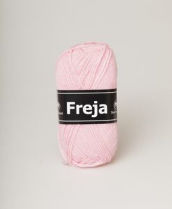 Freja Rosa - 42 Freja 100% Akryl Garntorget Svarta Fåret. Freja akrylgarn finns i många vackra färger och nyanser ett perfekt garn för den som är känslig mot ull.Freja finns i många härliga färger, klara färger som glädjer omgivningen. Kvalitén är hög. Garnet passar till stickade tröjor, mössor, vantar, halsdukar. Till både vuxna och barn. Det är en behaglig tjocklek på garnet. Dessutom är det ett billigt garn. När ett akrylgarn är som bäst.Freja är ett mjukt akrylgarn som funnits i över 25 år. Passar lika bra till baby & barn som till vuxenplagg. Finns i många färger. Kvalitet: 100% Akryl Storlek på nystan: 50 gram= 130m Rekommenderade stickor. 4 mm Masktäthet: 10 x 10 cm= 20m x 29v. Maskintvätt 40° skontvätt, plantorkning. Sticka,Virka, Kofta,Tröja, Damslipover, Barntröja, Babyjacka,Tunika, Barnkofta, Mössa,Vantar, Pippitröja.