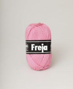 Freja Cerise - 43 Freja 100% Akryl Garntorget Svarta Fåret. Freja akrylgarn finns i många vackra färger och nyanser ett perfekt garn för den som är känslig mot ull.Freja finns i många härliga färger, klara färger som glädjer omgivningen. Kvalitén är hög. Garnet passar till stickade tröjor, mössor, vantar, halsdukar. Till både vuxna och barn. Det är en behaglig tjocklek på garnet. Dessutom är det ett billigt garn. När ett akrylgarn är som bäst.Freja är ett mjukt akrylgarn som funnits i över 25 år. Passar lika bra till baby & barn som till vuxenplagg. Finns i många färger. Kvalitet: 100% Akryl Storlek på nystan: 50 gram= 130m Rekommenderade stickor. 4 mm Masktäthet: 10 x 10 cm= 20m x 29v. Maskintvätt 40° skontvätt, plantorkning. Sticka,Virka, Kofta,Tröja, Damslipover, Barntröja, Babyjacka,Tunika, Barnkofta, Mössa,Vantar, Pippitröja.