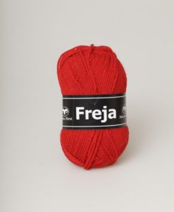 Garntorget Svarta Fåret Freja 100% Akryl Röd - 45.Freja akrylgarn finns i många vackra färger och nyanser ett perfekt garn för den som är känslig mot ull.Freja finns i många härliga färger, klara färger som glädjer omgivningen. Kvalitén är hög. Garnet passar till stickade tröjor, mössor, vantar, halsdukar. Till både vuxna och barn. Det är en behaglig tjocklek på garnet. Dessutom är det ett billigt garn. När ett akrylgarn är som bäst.Freja är ett mjukt akrylgarn som funnits i över 25 år Passar lika bra till baby & barn som till vuxenplagg. Finns i många färger.Kvalitet: 100% Akryl Storlek på nystan: 50 gram= 130m Rekommenderade stickor: 4 mmMasktäthet: 10 x 10 cm= 20m x 29vMaskintvätt 40° skontvätt, plantorkning