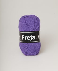 Freja Lila - 63  100% Akryl Garntorget Svarta Fåret. Freja akrylgarn finns i många vackra färger och nyanser ett perfekt garn för den som är känslig mot ull.Freja finns i många härliga färger, klara färger som glädjer omgivningen. Kvalitén är hög. Garnet passar till stickade tröjor, mössor, vantar, halsdukar. Till både vuxna och barn. Det är en behaglig tjocklek på garnet. Dessutom är det ett billigt garn. När ett akrylgarn är som bäst.Freja är ett mjukt akrylgarn som funnits i över 25 år. Passar lika bra till baby & barn som till vuxenplagg. Finns i många färger. Kvalitet: 100% Akryl Storlek på nystan: 50 gram= 130m Rekommenderade stickor. 4 mm Masktäthet: 10 x 10 cm= 20m x 29v. Maskintvätt 40° skontvätt, plantorkning. Sticka,Virka, Kofta,Tröja, Damslipover, Barntröja, Babyjacka,Tunika, Barnkofta, Mössa,Vantar, Pippitröja.