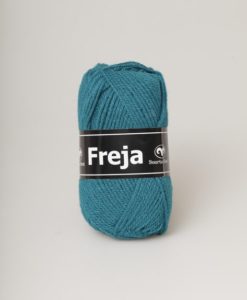 Freja Petrol - 90 Freja 100% Akryl Garntorget Svarta Fåret. Freja akrylgarn finns i många vackra färger och nyanser ett perfekt garn för den som är känslig mot ull.Freja finns i många härliga färger, klara färger som glädjer omgivningen. Kvalitén är hög. Garnet passar till stickade tröjor, mössor, vantar, halsdukar. Till både vuxna och barn. Det är en behaglig tjocklek på garnet. Dessutom är det ett billigt garn. När ett akrylgarn är som bäst.Freja är ett mjukt akrylgarn som funnits i över 25 år. Passar lika bra till baby & barn som till vuxenplagg. Finns i många färger. Kvalitet: 100% Akryl Storlek på nystan: 50 gram= 130m Rekommenderade stickor. 4 mmMasktäthet: 10 x 10 cm= 20m x 29vMaskintvätt 40° skontvätt, plantorkning. Sticka,Virka, Kofta ,Tröja,Damslipover,Barntröja,Babyjacka,Tunika,Barnkofta,Mössa,Vantar,Pippitröja.