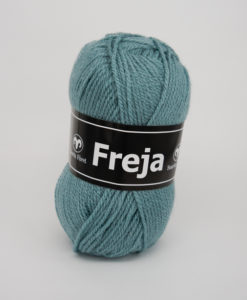 Freja Duvblå - 274 Freja 100% Akryl Garntorget Svarta Fåret. Freja akrylgarn finns i många vackra färger och nyanser ett perfekt garn för den som är känslig mot ull.Freja finns i många härliga färger, klara färger som glädjer omgivningen. Kvalitén är hög. Garnet passar till stickade tröjor, mössor, vantar, halsdukar. Till både vuxna och barn. Det är en behaglig tjocklek på garnet. Dessutom är det ett billigt garn. När ett akrylgarn är som bäst.Freja är ett mjukt akrylgarn som funnits i över 25 år. Passar lika bra till baby & barn som till vuxenplagg. Finns i många färger. Kvalitet: 100% Akryl Storlek på nystan: 50 gram= 130m Rekommenderade stickor. 4 mmMasktäthet: 10 x 10 cm= 20m x 29vMaskintvätt 40° skontvätt, plantorkning. Sticka,Virka, Kofta ,Tröja,Damslipover,Barntröja,Babyjacka,Tunika,Barnkofta,Mössa,Vantar,Pippitröja.