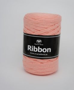 Ribbon Ljusaprikos – 37. Garnet är ett tubgarn tillverkat av 100% återvunnen bomull. Detta är miljövänliga garn passar perfekt till att virkade interiördetaljer såsom mattor, korgar och disktrasor. Garnet är upplagt på 250 grams nystan om 130 meter. Stickfastheten 10 maskor på stickor nr 6 ger 10 cm. Plagg som virkas med Ribbon tvättas i 30 graders maskintvätt. Med massor av härliga färger att välja bland kan vi nästan lova att du mött en framtida pysselfavorit.