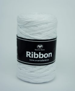 Ribbon Vit – 04. Garnet är ett tubgarn tillverkat av 100% återvunnen bomull. Detta är miljövänliga garn passar perfekt till att virkade interiördetaljer såsom mattor, korgar och disktrasor. Garnet är upplagt på 250 grams nystan om 130 meter. Stickfastheten 10 maskor på stickor nr 6 ger 10 cm. Plagg som virkas med Ribbon tvättas i 30 graders maskintvätt. Med massor av härliga färger att välja bland kan vi nästan lova att du mött en framtida pysselfavorit.