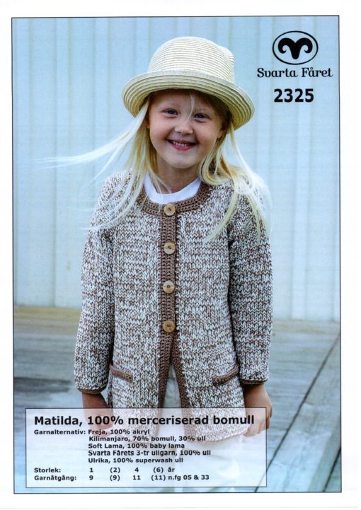 Svarta Fåret, Matilda, Garn 100% Bomull, Flicka Dubbelstickad kappa med virkade kanter -2325277