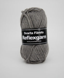 Reflexgarn Mörkgrå - 08 Garntorget  52% ull, 33% akryl, 15% reflekterande garn . Nytt härligt supermjukt Reflexgarn! Efter en lång och varm sommar börjar det kanske klia lite i handarbetsfingrarna igen? Förra hösten var en riktig dundersuccé gällande reflexgarner så det är med glädje vi nu lanserar vår nya kvalitet 8st färger. Reflexgarn. Svarta Fårets Reflexgarn är ett supermjukt och värmande garn som är perfekt till stickade och virkade accessoarer i höst- & vintermörkret.