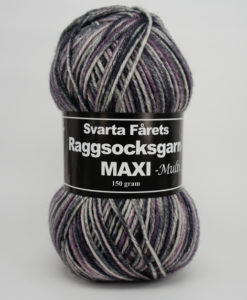 Maxi Multi Grå/Lilamulti - 11 Svarta Fåret SVF Raggsock. Nytt härligt supermjukt Raggsocksgarn! Efter en lång och varm sommar börjar det kanske klia lite i handarbetsfingrarna igen? Förra hösten var en riktig dundersuccé gällande raggsocksgarn så det är med glädje vi nu lanserar vår nya kvalitet: Svarta Fårets Raggsocksgarn Multi maxi! Svarta Fårets Raggsocksgarn är ett supermjukt och värmande garn som är perfekt till stickade och virkade accessoarer i  höst- & vintermörkret Svarta Fåret SVF Raggsock. Maxi Multi  är ett härligt raggsocksgarn från Svarta Fåret. Garnet är mjukt och snabbstickat  och består av 70% ull och 30% Polyamid. Perfekt Svarta Fåret SVF Raggsock.  Maxi Multi                        till Babyfilt, Pippitröja, RaggSockar,  Mössa,  Vantar. Sockor Tröjor Benvärmare m.m. Ett nystan 150 gr Även ett mönster finns bakom banderollen.