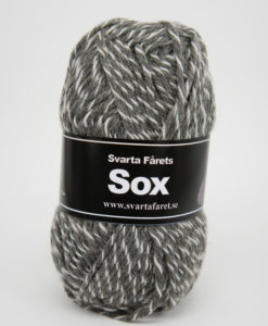 Sox Enfärgad Grå/Vit 03 70% ull 30% polyamid Garntorget Svarta Fåret Ett riktigt gott nytt härligt sockgarn enfärgad,slingade som väl lämpar sig även till andra plagg. För att sticka strumpor av garnet sox enfärgad bör man använda stickor 5,5mm.