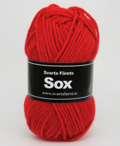 Sox Enfärgad Röd 246 Garntorget. Sox är ett klassiskt sockgarn i en slitstark och värmande blandning av 70% ull och 30% polyamid. Precis som namnet indikerar är detta det perfekta garnet när du vill sticka sköna sockor till hela familjen. Garnet är upplagt på 50 grams nystan om 80 meter, och för att sticka ett par sockor i damstorlek går det åt ca 3 nystan. Stickfastheten 16 maskor på stickor nr 5.5 ger 10 cm. Plagg som stickas med Sox tvättas i 40 graders maskintvätt. Med flera härliga färger att välja bland kan vi nästan lova att du hittar en kulör som passar din stil. Och du, sockbeskrivning medföljer på banderollen!