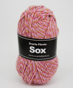 Sox Slingade Rosa mix 01 Garntorget 70%Ull, 30%Polyamid. Ett riktigt gott nytt härligt sockgarn slingade som väl lämpar sig även till andra plagg. Sox är ett klassiskt sockgarn i en slitstark och värmande blandning av 70% ull och 30% polyamid. Precis som namnet indikerar är detta det perfekta garnet när du vill sticka sköna sockor till hela familjen. Garnet är upplagt på 50 grams nystan om 80 meter, och för att sticka ett par sockor i damstorlek går det åt ca 3 nystan. Stickfastheten 16 maskor på stickor nr 5.5 ger 10 cm. Plagg som stickas med Sox tvättas i 40 graders maskintvätt. Med flera härliga färger att välja bland kan vi nästan lova att du hittar en kulör som passar din stil. Och du, sockbeskrivning medföljer på banderollen!