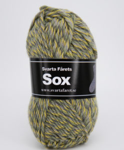 Sox Slingade Grå/Grön/Lime 02 Garntorget  70%Ull, 30% Polyamid. Ett riktigt gott nytt härligt sockgarn slingade som väl lämpar sig även till andra plagg. För att sticka strumpor av garnet bör man använda stickor 5,5mm.