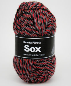 Sox Slingade Grå Mix 05 Garntorget. Sox är ett klassiskt sockgarn i en slitstark och värmande blandning av 70% ull och 30% polyamid. Precis som namnet indikerar är detta det perfekta garnet när du vill sticka sköna sockor till hela familjen. Garnet är upplagt på 50 grams nystan om 80 meter, och för att sticka ett par sockor i damstorlek går det åt ca 3 nystan. Stickfastheten 16 maskor på stickor nr 5.5 ger 10 cm. Plagg som stickas med Sox tvättas i 40 graders maskintvätt. Med flera härliga färger att välja bland kan vi nästan lova att du hittar en kulör som passar din stil. Och du, sockbeskrivning medföljer på banderollen!