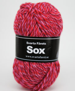 Garntorget Svarta Fåret Sox 06.Ett riktigt gott nytt härligt sockgarn slingande som väl lämpar sig även till andra plagg. För att sticka strumpor av garnet bör man använda stickor 5,5mm.