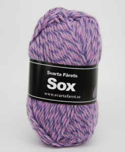 Sox Slingade Lila/Rosa 07 Garntorget   70%Ull, 30%Polyamid. Ett riktigt gott nytt härligt sockgarn slingade som väl lämpar sig även till andra plagg. Sox är ett klassiskt sockgarn i en slitstark och värmande blandning av 70% ull och 30% polyamid. Precis som namnet indikerar är detta det perfekta garnet när du vill sticka sköna sockor till hela familjen. Garnet är upplagt på 50 grams nystan om 80 meter, och för att sticka ett par sockor i damstorlek går det åt ca 3 nystan. Stickfastheten 16 maskor på stickor nr 5.5 ger 10 cm. Plagg som stickas med Sox tvättas i 40 graders maskintvätt. Med flera härliga färger att välja bland kan vi nästan lova att du hittar en kulör som passar din stil. Och du, sockbeskrivning medföljer på banderollen!