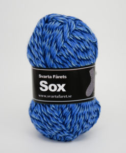 Sox Slingade Blå Mix 08 Garntorget  70%Ull, 30%Polyamid. Ett riktigt gott nytt härligt sockgarn slingade som väl lämpar sig även till andra plagg. Sox är ett klassiskt sockgarn i en slitstark och värmande blandning av 70% ull och 30% polyamid. Precis som namnet indikerar är detta det perfekta garnet när du vill sticka sköna sockor till hela familjen. Garnet är upplagt på 50 grams nystan om 80 meter, och för att sticka ett par sockor i damstorlek går det åt ca 3 nystan. Stickfastheten 16 maskor på stickor nr 5.5 ger 10 cm. Plagg som stickas med Sox tvättas i 40 graders maskintvätt. Med flera härliga färger att välja bland kan vi nästan lova att du hittar en kulör som passar din stil. Och du, sockbeskrivning medföljer på banderollen