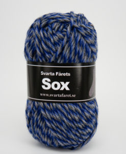 Sox Slingade Gråblå 09 Garntorget 70%Ull, 30%Polyamid. Ett riktigt gott nytt härligt sockgarn slingade som väl lämpar sig även till andra plagg. Sox är ett klassiskt sockgarn i en slitstark och värmande blandning av 70% ull och 30% polyamid. Precis som namnet indikerar är detta det perfekta garnet när du vill sticka sköna sockor till hela familjen. Garnet är upplagt på 50 grams nystan om 80 meter, och för att sticka ett par sockor i damstorlek går det åt ca 3 nystan. Stickfastheten 16 maskor på stickor nr 5.5 ger 10 cm. Plagg som stickas med Sox tvättas i 40 graders maskintvätt. Med flera härliga färger att välja bland kan vi nästan lova att du hittar en kulör som passar din stil. Och du, sockbeskrivning medföljer på banderollen!
