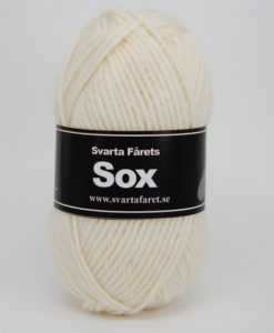 Sox Enfärgad Oblekt 205 Garntorget.  Sox är ett klassiskt sockgarn i en slitstark och värmande blandning av 70% ull och 30% polyamid. Precis som namnet indikerar är detta det perfekta garnet när du vill sticka sköna sockor till hela familjen. Garnet är upplagt på 50 grams nystan om 80 meter, och för att sticka ett par sockor i damstorlek går det åt ca 3 nystan. Stickfastheten 16 maskor på stickor nr 5.5 ger 10 cm. Plagg som stickas med Sox tvättas i 40 graders maskintvätt. Med flera härliga färger att välja bland kan vi nästan lova att du hittar en kulör som passar din stil. Och du, sockbeskrivning medföljer på banderollen!