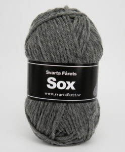 Sox Enfärgad Grå 208 Garntorget. Sox är ett klassiskt sockgarn i en slitstark och värmande blandning av 70% ull och 30% polyamid. Precis som namnet indikerar är detta det perfekta garnet när du vill sticka sköna sockor till hela familjen. Garnet är upplagt på 50 grams nystan om 80 meter, och för att sticka ett par sockor i damstorlek går det åt ca 3 nystan. Stickfastheten 16 maskor på stickor nr 5.5 ger 10 cm. Plagg som stickas med Sox tvättas i 40 graders maskintvätt. Med flera härliga färger att välja bland kan vi nästan lova att du hittar en kulör som passar din stil. Och du, sockbeskrivning medföljer på banderollen!