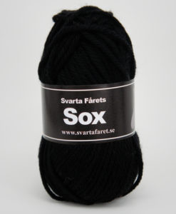 Sox Enfärgad Svart 210 Garntorget . Ett riktigt gott nytt härligt sockgarn enfärgad som väl lämpar sig även till andra plagg. För att sticka strumpor av garnet bör man använda stickor 5,5mm.