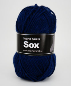 Sox Enfärgad Marinblå 267 Garntorget . Sox är ett klassiskt sockgarn i en slitstark och värmande blandning av 70% ull och 30% polyamid. Precis som namnet indikerar är detta det perfekta garnet när du vill sticka sköna sockor till hela familjen. Garnet är upplagt på 50 grams nystan om 80 meter, och för att sticka ett par sockor i damstorlek går det åt ca 3 nystan. Stickfastheten 16 maskor på stickor nr 5.5 ger 10 cm. Plagg som stickas med Sox tvättas i 40 graders maskintvätt. Med flera härliga färger att välja bland kan vi nästan lova att du hittar en kulör som passar din stil. Och du, sockbeskrivning medföljer på banderollen!