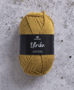 Garntorget Svarta Fåret Ulrika 100% Superwash Gulmossa - 81. Ulrika 100% Soft Superwash Ull.Garn Ulrika är ett klassiskt mjukt ullgarn från Svarta Fåret. Ulrika är superwashbehandlat, vilket innebär att du kan tvätta dina plagg i tvättmaskinen. Tjockleken är samma som Freja, vilket innebär att man kan välja om man vill sticka/virka samma mönster i ull eller akryl.Ulrika är ett mycket mjukt och fint ullgarn från Svarta Fåret. Garnet är superwashbehandlat, vilket innebär att du kan tvätta dina stickade plagg i tvättmaskinen (30 grader ullprogram). Till Ulrika finns flera fina stickmönster och du finner de mönster som vi har i sortimentet. Sticka,Virka, Kofta ,Tröja,Damslipover,Barntröja,Babyjacka,Tunika,Barnkofta,Mössa,Vantar,Pippitröja,Barnkofta,Mössa, Tumvantar, Fingervantar, Baby/Barntröja, Mössa, och Sockar