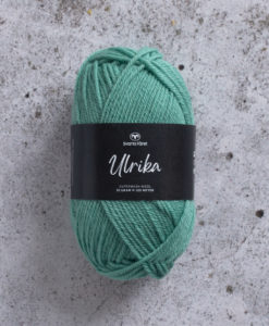 Garntorget Svarta Fåret Ulrika 100% Superwash Mintgrön - 83. Ulrika 100% Soft Superwash Ull.Garn Ulrika är ett klassiskt mjukt ullgarn från Svarta Fåret. Ulrika är superwashbehandlat, vilket innebär att du kan tvätta dina plagg i tvättmaskinen. Tjockleken är samma som Freja, vilket innebär att man kan välja om man vill sticka/virka samma mönster i ull eller akryl.Ulrika är ett mycket mjukt och fint ullgarn från Svarta Fåret. Garnet är superwashbehandlat, vilket innebär att du kan tvätta dina stickade plagg i tvättmaskinen (30 grader ullprogram). Till Ulrika finns flera fina stickmönster och du finner de mönster som vi har i sortimentet. Sticka,Virka, Kofta ,Tröja,Damslipover,Barntröja,Babyjacka,Tunika,Barnkofta,Mössa,Vantar,Pippitröja,Barnkofta,Mössa, Tumvantar, Fingervantar, Baby/Barntröja, Mössa, och Sockar