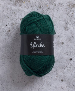 Garntorget Svarta Fåret Ulrika 100% Superwash Tropisk Grön - 85. Ulrika 100% Soft Superwash Ull.Garn Ulrika är ett klassiskt mjukt ullgarn från Svarta Fåret. Ulrika är superwashbehandlat, vilket innebär att du kan tvätta dina plagg i tvättmaskinen. Tjockleken är samma som Freja, vilket innebär att man kan välja om man vill sticka/virka samma mönster i ull eller akryl.Ulrika är ett mycket mjukt och fint ullgarn från Svarta Fåret. Garnet är superwashbehandlat, vilket innebär att du kan tvätta dina stickade plagg i tvättmaskinen (30 grader ullprogram). Till Ulrika finns flera fina stickmönster och du finner de mönster som vi har i sortimentet. Sticka,Virka, Kofta ,Tröja,Damslipover,Barntröja,Babyjacka,Tunika,Barnkofta,Mössa,Vantar,Pippitröja,Barnkofta,Mössa, Tumvantar, Fingervantar, Baby/Barntröja, Mössa, och Sockar