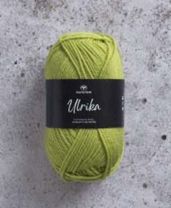 Garntorget Svarta Fåret Ulrika 100% Superwash Vårgrön - 97. Ulrika 100% Soft Superwash Ull.Garn Ulrika är ett klassiskt mjukt ullgarn från Svarta Fåret. Ulrika är superwashbehandlat, vilket innebär att du kan tvätta dina plagg i tvättmaskinen. Tjockleken är samma som Freja, vilket innebär att man kan välja om man vill sticka/virka samma mönster i ull eller akryl.Ulrika är ett mycket mjukt och fint ullgarn från Svarta Fåret. Garnet är superwashbehandlat, vilket innebär att du kan tvätta dina stickade plagg i tvättmaskinen (30 grader ullprogram). Till Ulrika finns flera fina stickmönster och du finner de mönster som vi har i sortimentet. Sticka,Virka, Kofta ,Tröja,Damslipover,Barntröja,Babyjacka,Tunika,Barnkofta,Mössa,Vantar,Pippitröja,Barnkofta,Mössa, Tumvantar, Fingervantar, Baby/Barntröja, Mössa, och Sockar